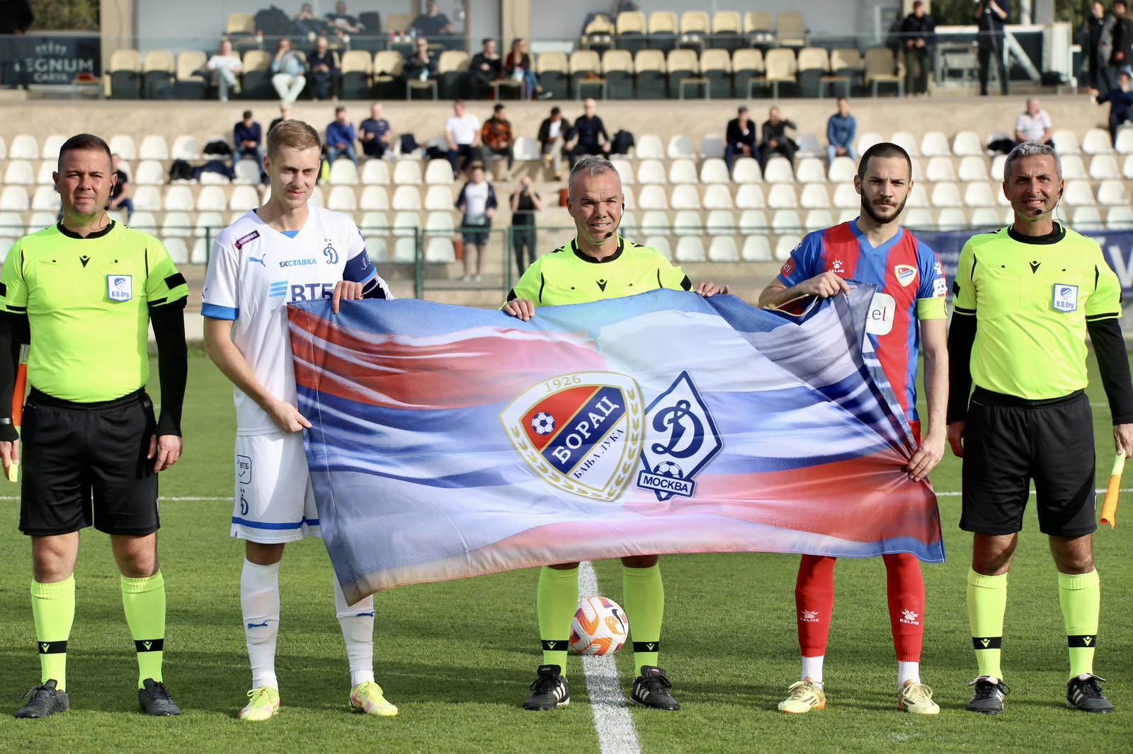 Srpsko-ruska zastava na prijateljskoj utakmici Borca i Dinama iz Moskve 