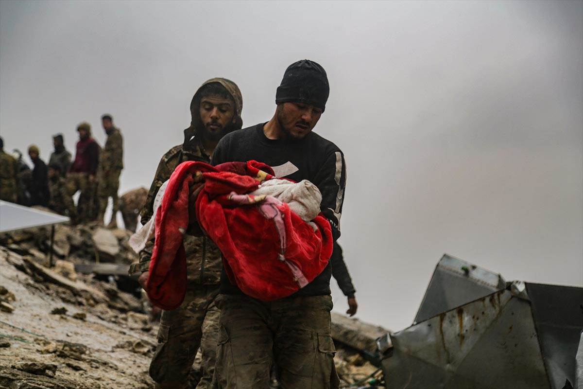  BEZ RIJEČI: Čovjek u suzama nosi mrtvu bebu koja je stradala u zemljotresu (UZNEMIRUJUĆI VIDEO) 