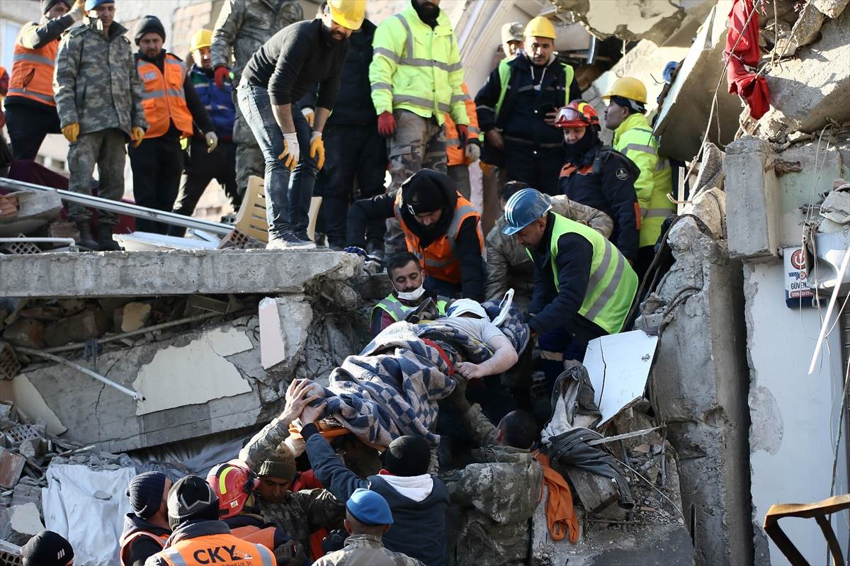  Preživjeli u zemljotresu u Turskoj 