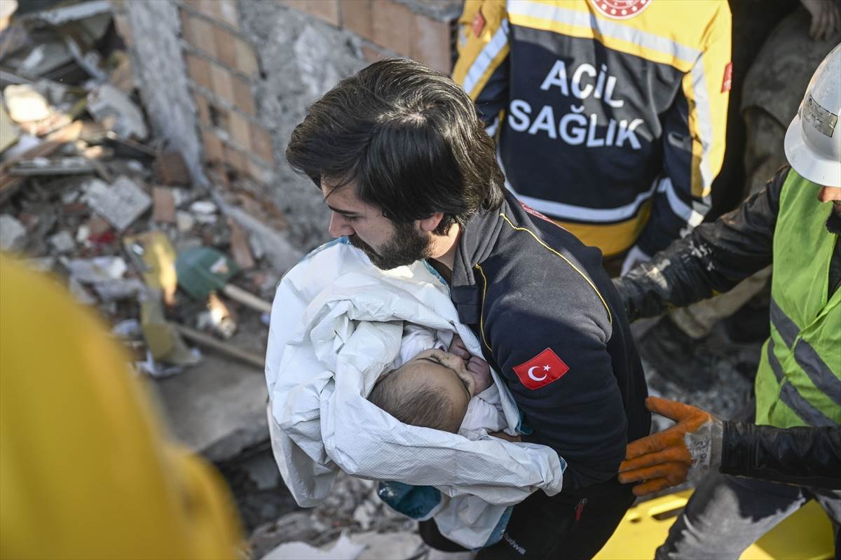 Dvogodišnja djevojčica spašena iz ruševina u Turskoj 