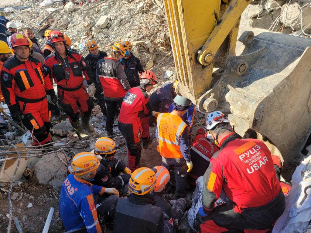  Spasilac iz Bijeljine nakon izvlačenja djevojčice iz ruševine u Turskoj 