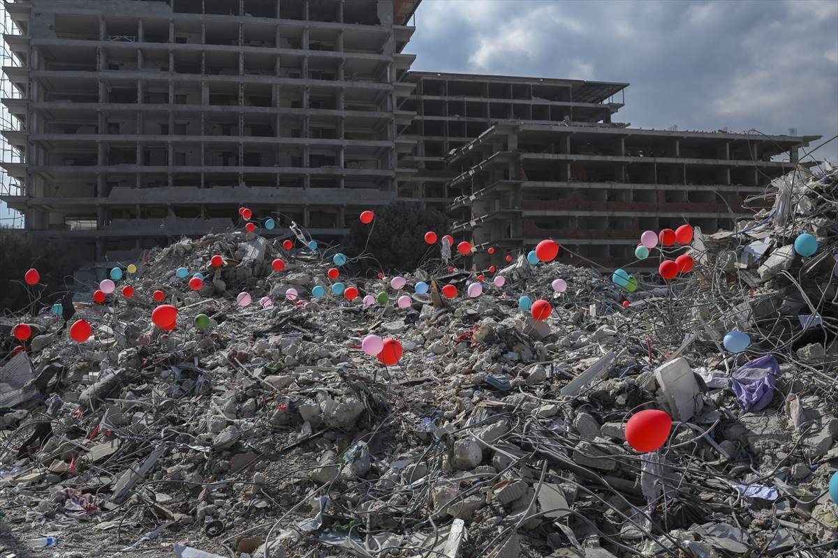  Baloni na ruševinama vrtića za djecu poginulu u zemljotresu 