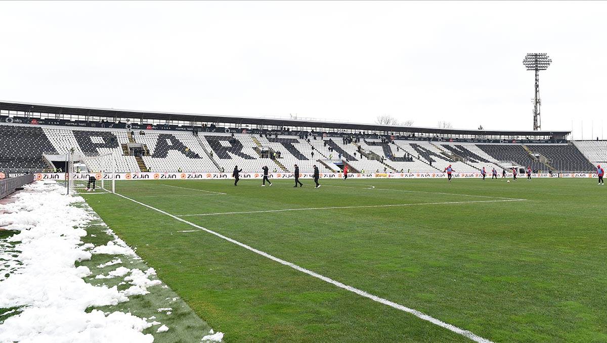  Partizan i Radnički iz Kragujevca igrali pred skoro praznim tribinama 