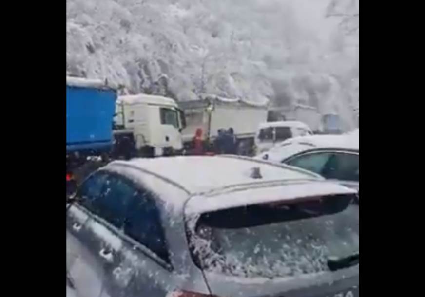  Kamioni i automobili zaglavljeni kod Jablanice 