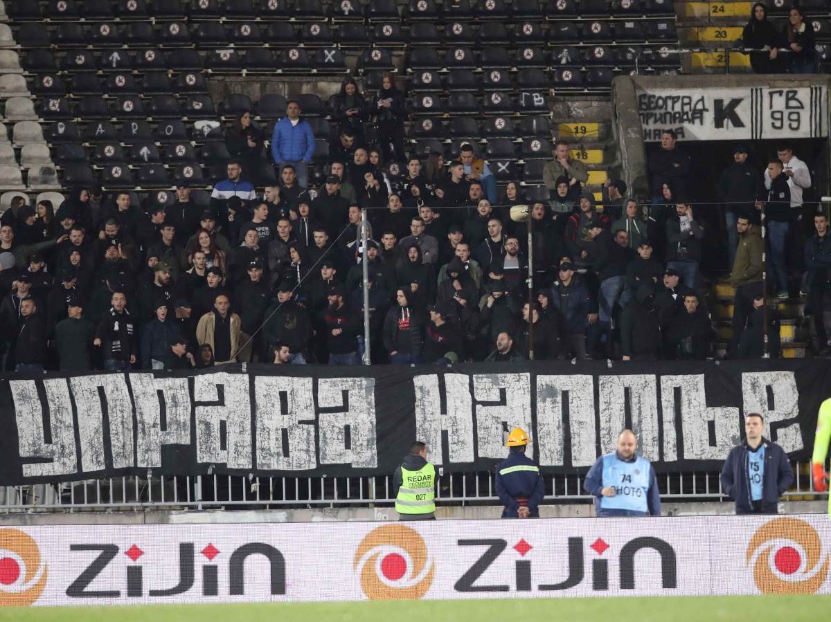 navijači partizana napustili stadion navijači partizana napustili stadion