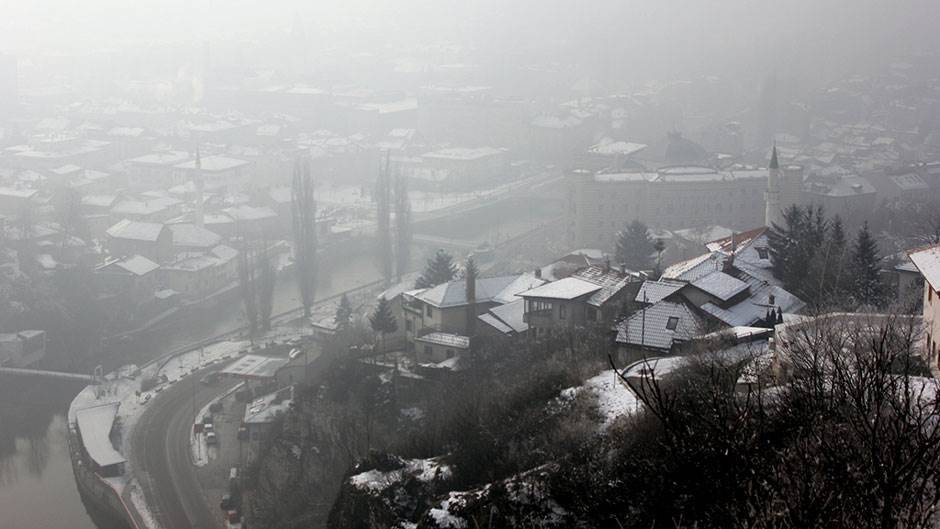  Magla i smog okovali Sarajevo 