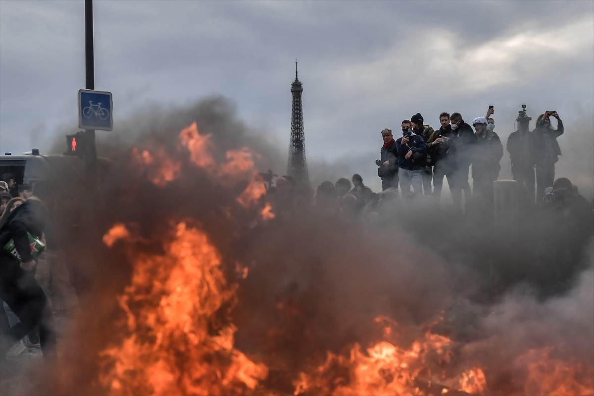  Sukobi na ulicama Pariza 