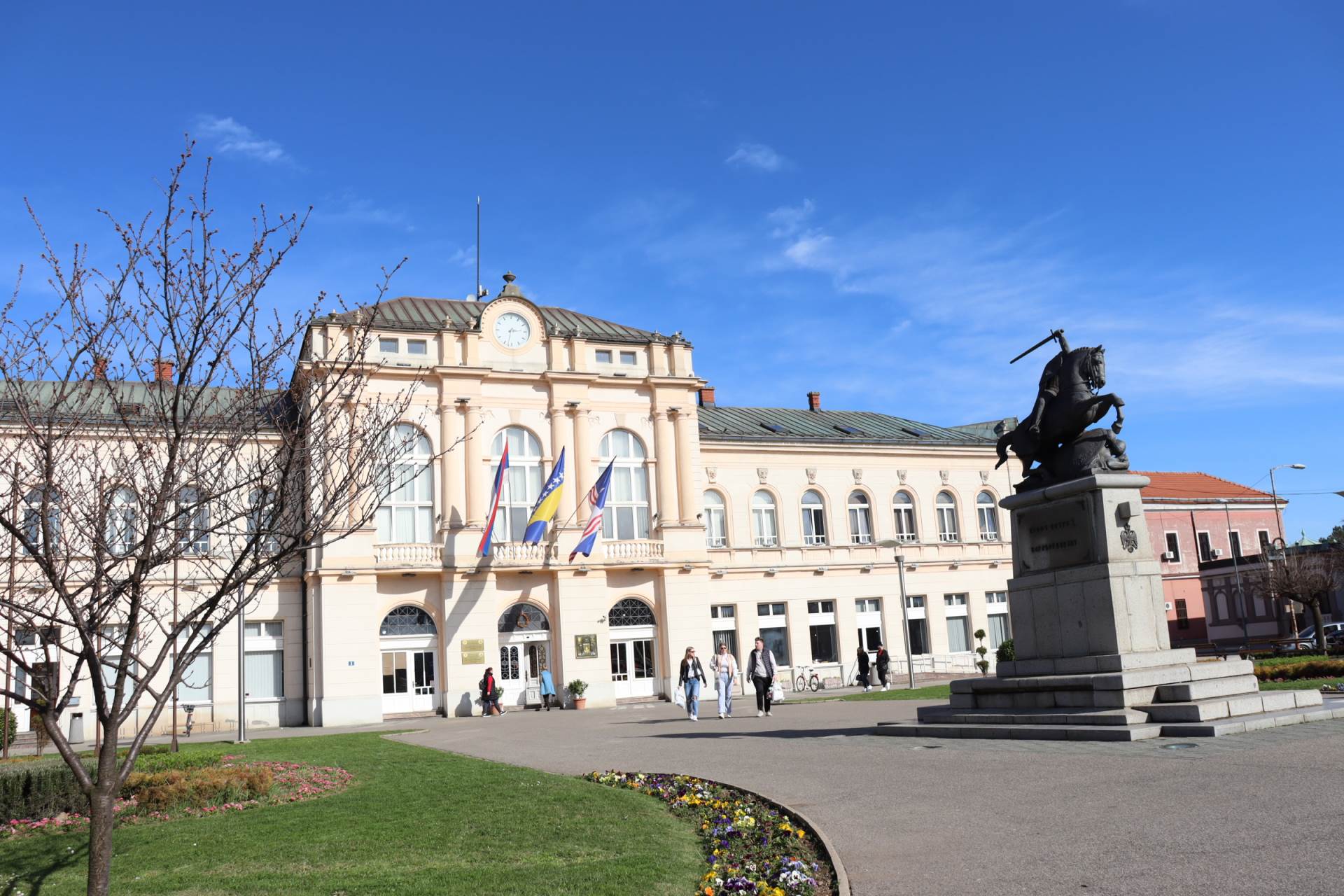  Bijeljina: Maloljetni kradljivac BMW-a izazvao udes 