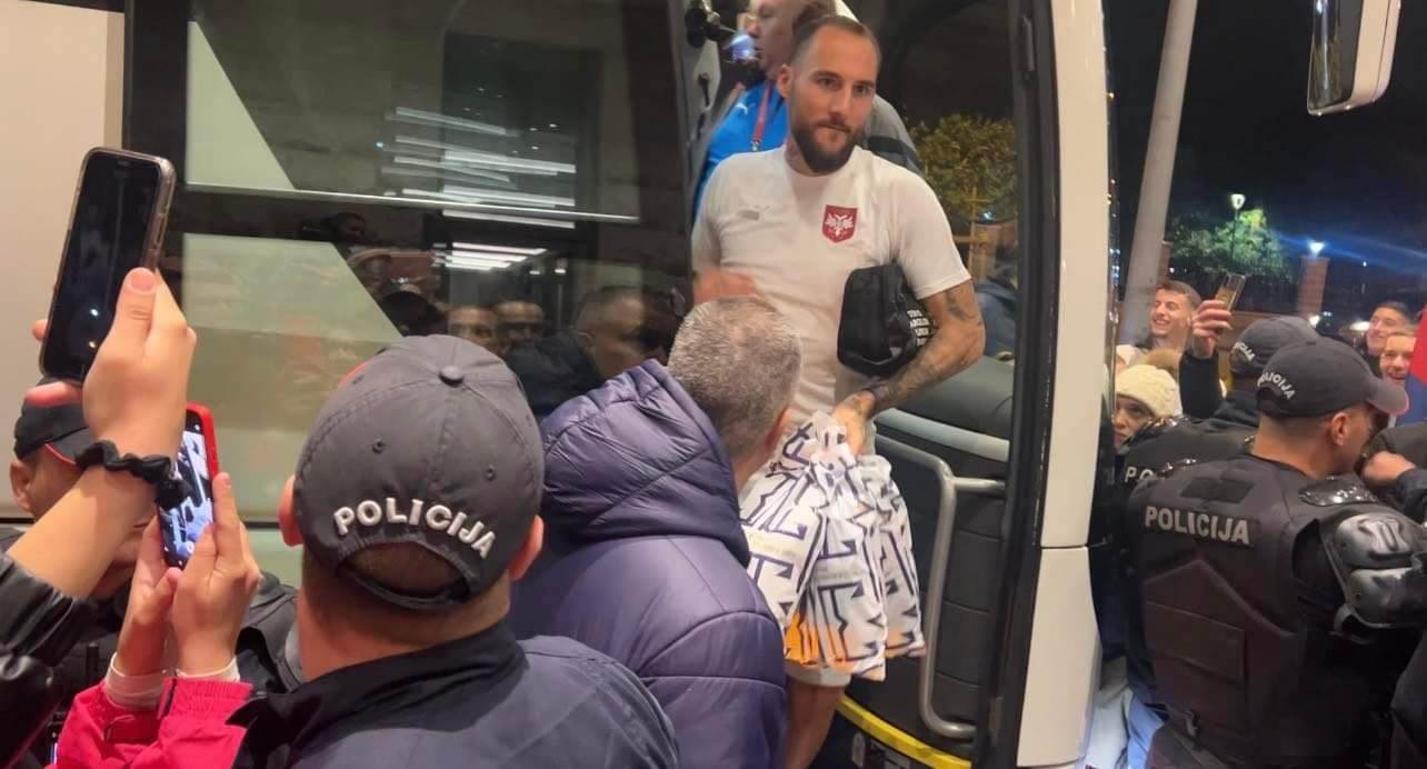  Navijači dočekali fudbalere Srbije ispred hotela 