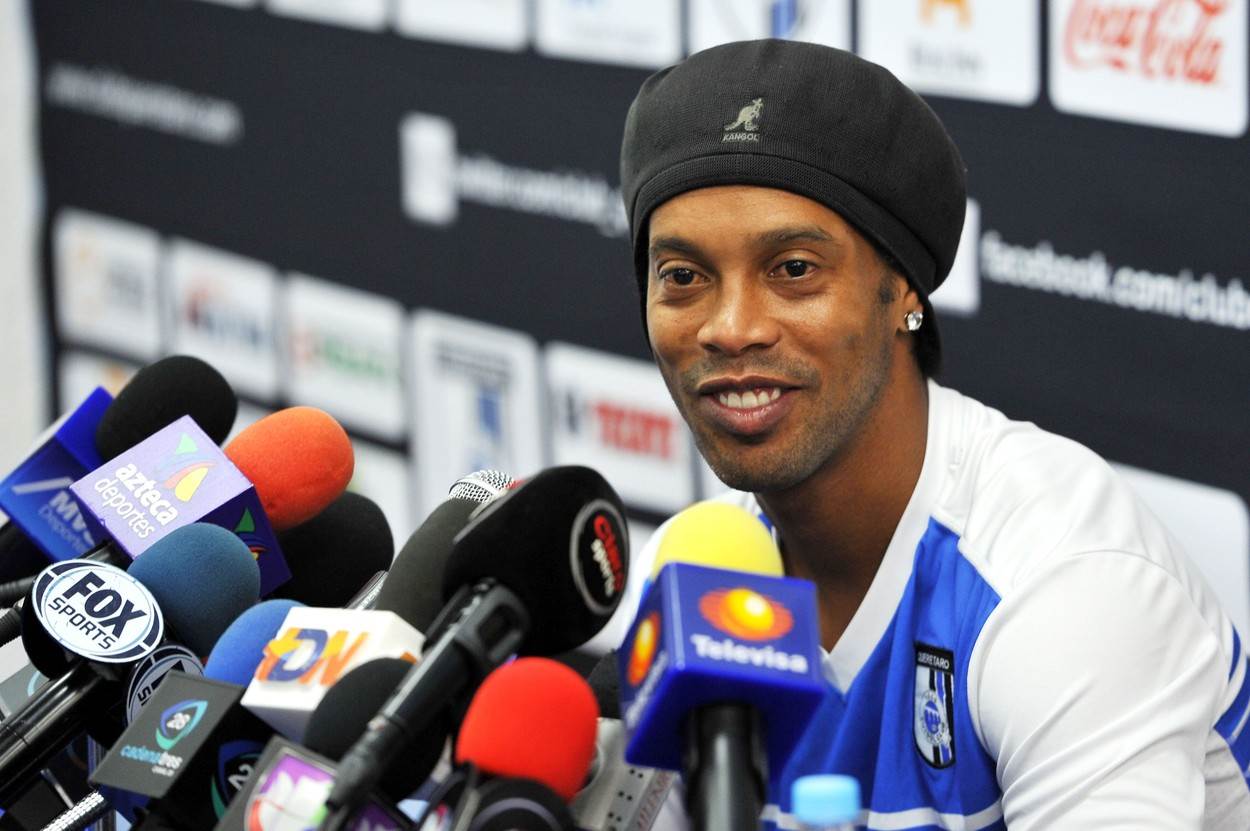 Ronaldinjo zbog gutljaja Pepsija izgubio ugovor sa Koka-kolom Ronaldinjo zbog gutljaja Pepsija izgubio ugovor sa Koka-kolom