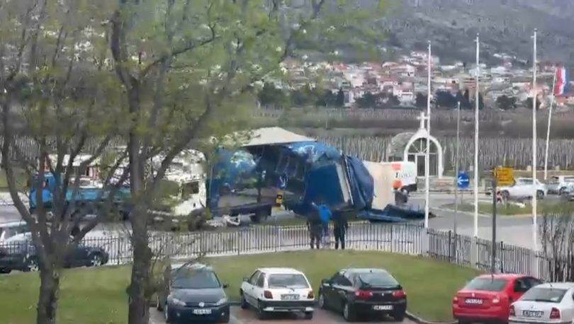  Jak vjetar u Mostaru oborio prikolicu kamiona 
