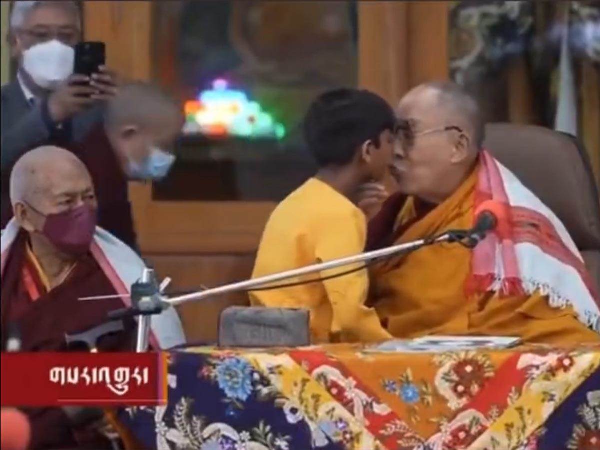  Dalaj Lama ljubio dječaka 