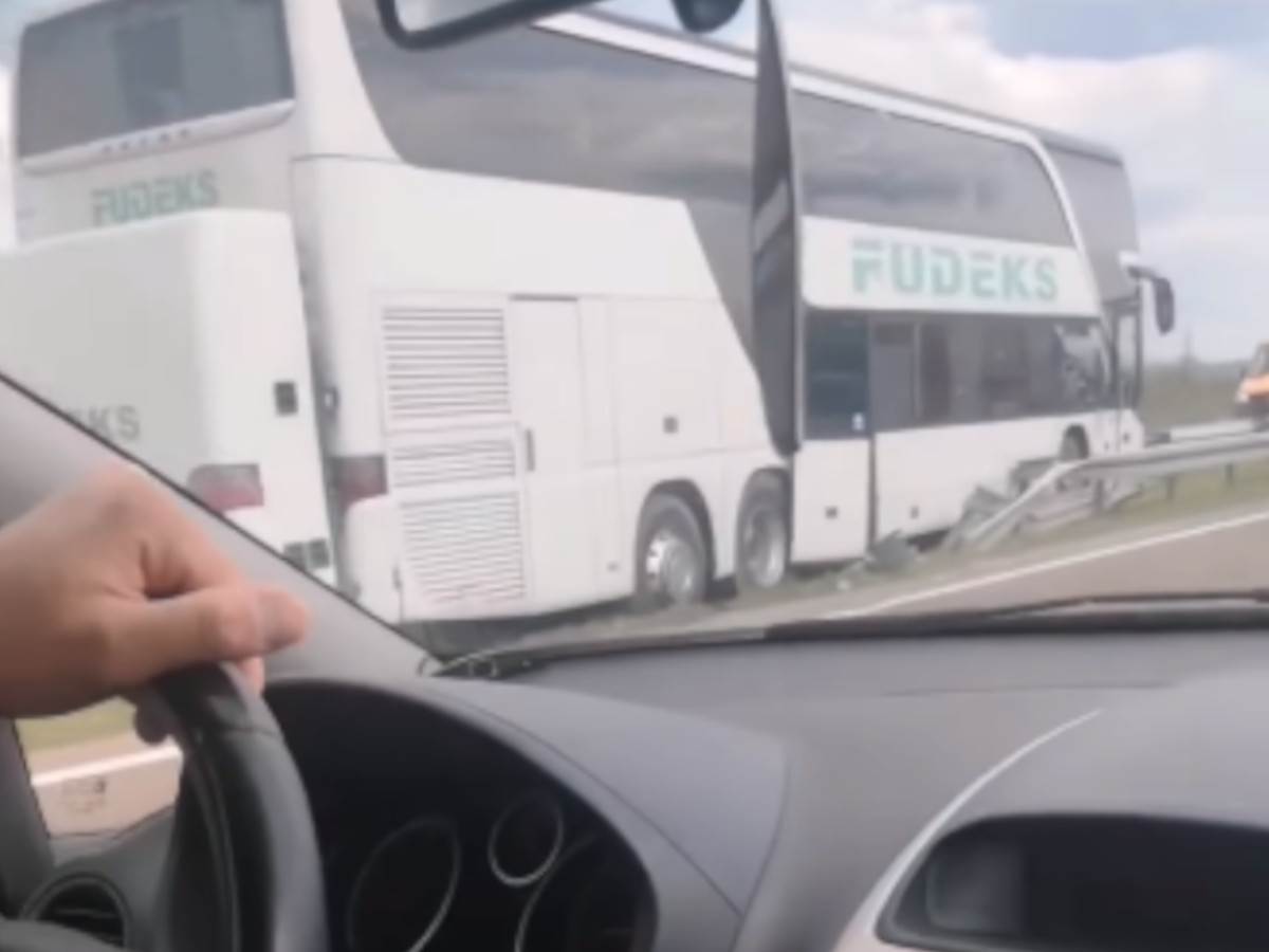  Nesreća kod Kragujevca: Autobus pun đaka probio zaštitinu ogradu, vozač navodno imao srčani udar (FOTO) 
