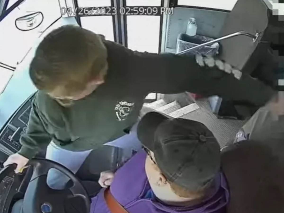  Vozaču pozlilo a učenik zaustavio autobus 