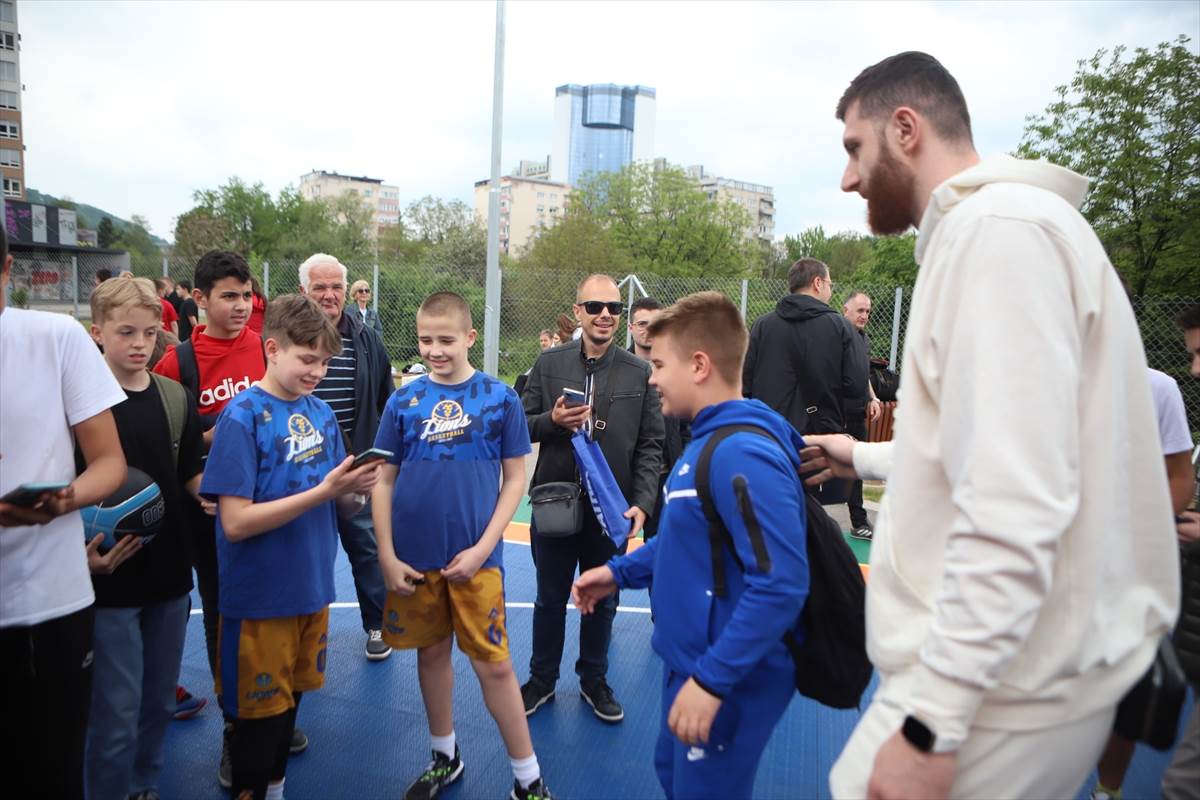  Jusuf Nurkić mladima Tuzle poklonio košarkaško igralište 