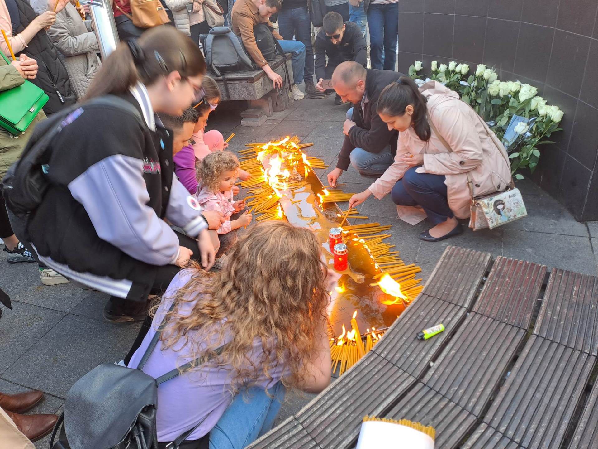  Banjalučani palili svijeće za duše stradalih u Beogradu 