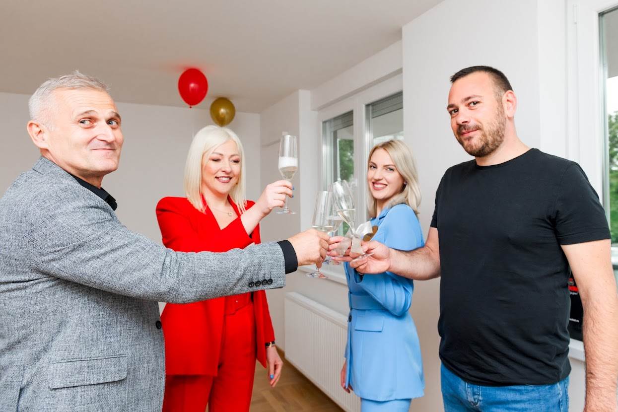  Kompanija MaxBet uručila srećnom dobitniku ključeve od stana u Banjaluci 