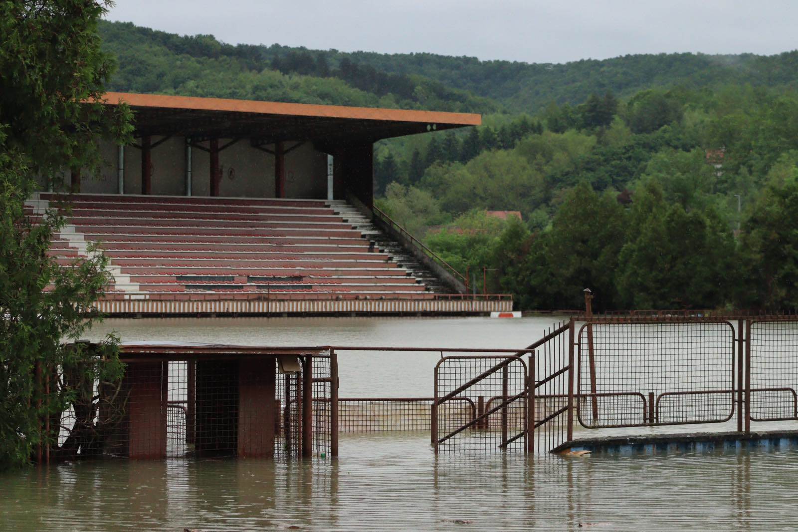  poplavljen stadion slobode u novom gradu  