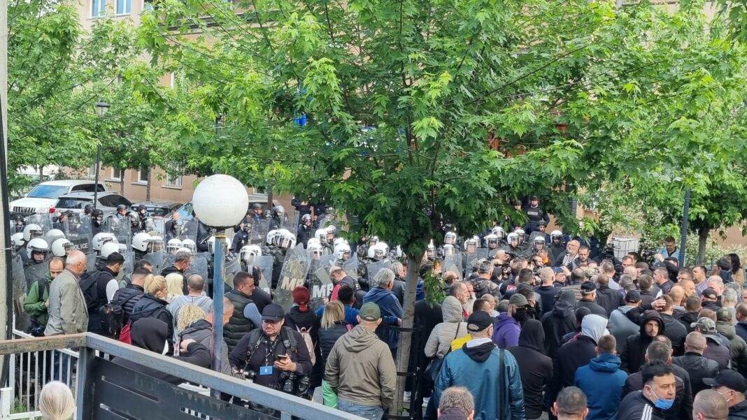 KFOR nasilno razbija protest u Zvečanu 