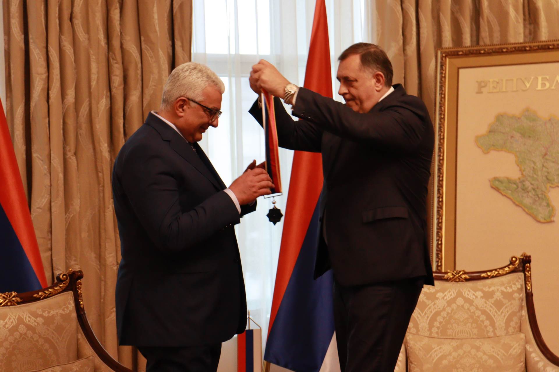  Dodik odlikovao Andriju Mandića 
