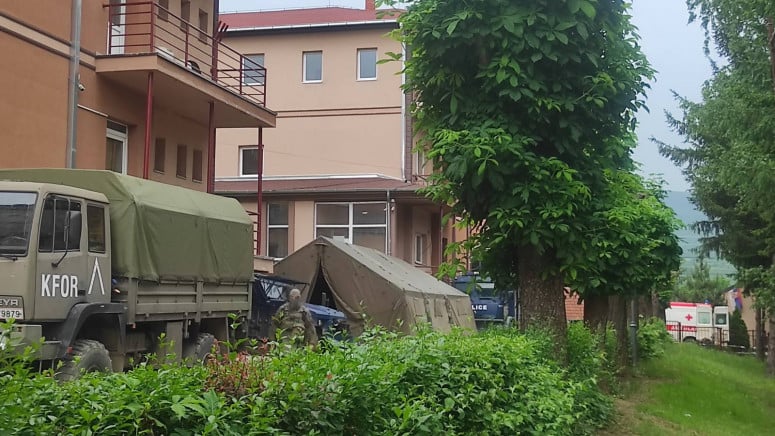  Kosovska policija premjestila vozila iza opštinskih zgrada 