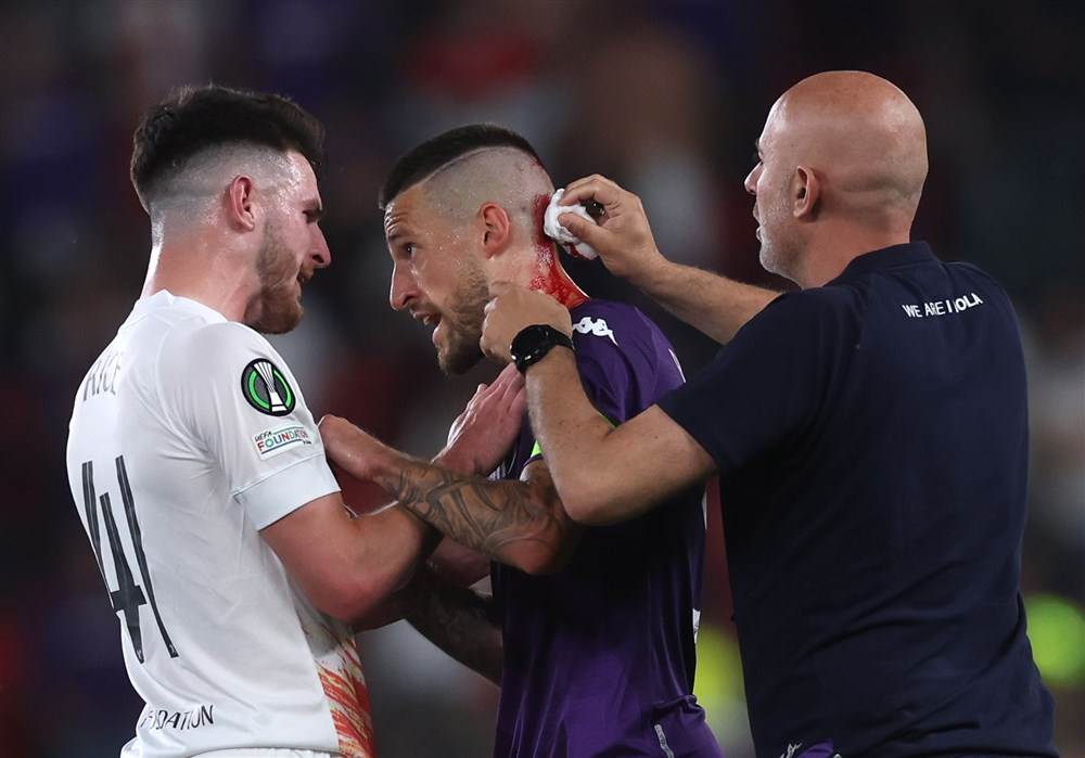  Kristijan Biragi pogođen u glavu na finalu Konferencijske lige Vest Hem Fiorentina VIDEO 