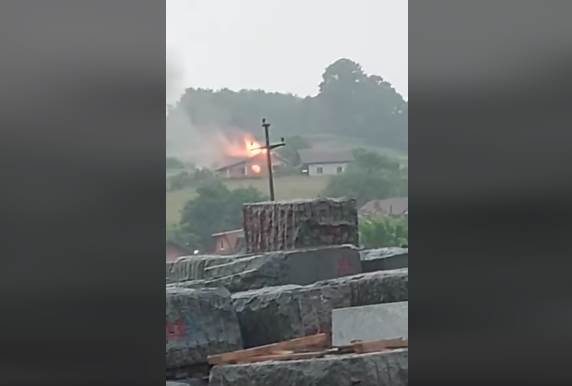  Grom zapalio krov kuće u Kostajnici 