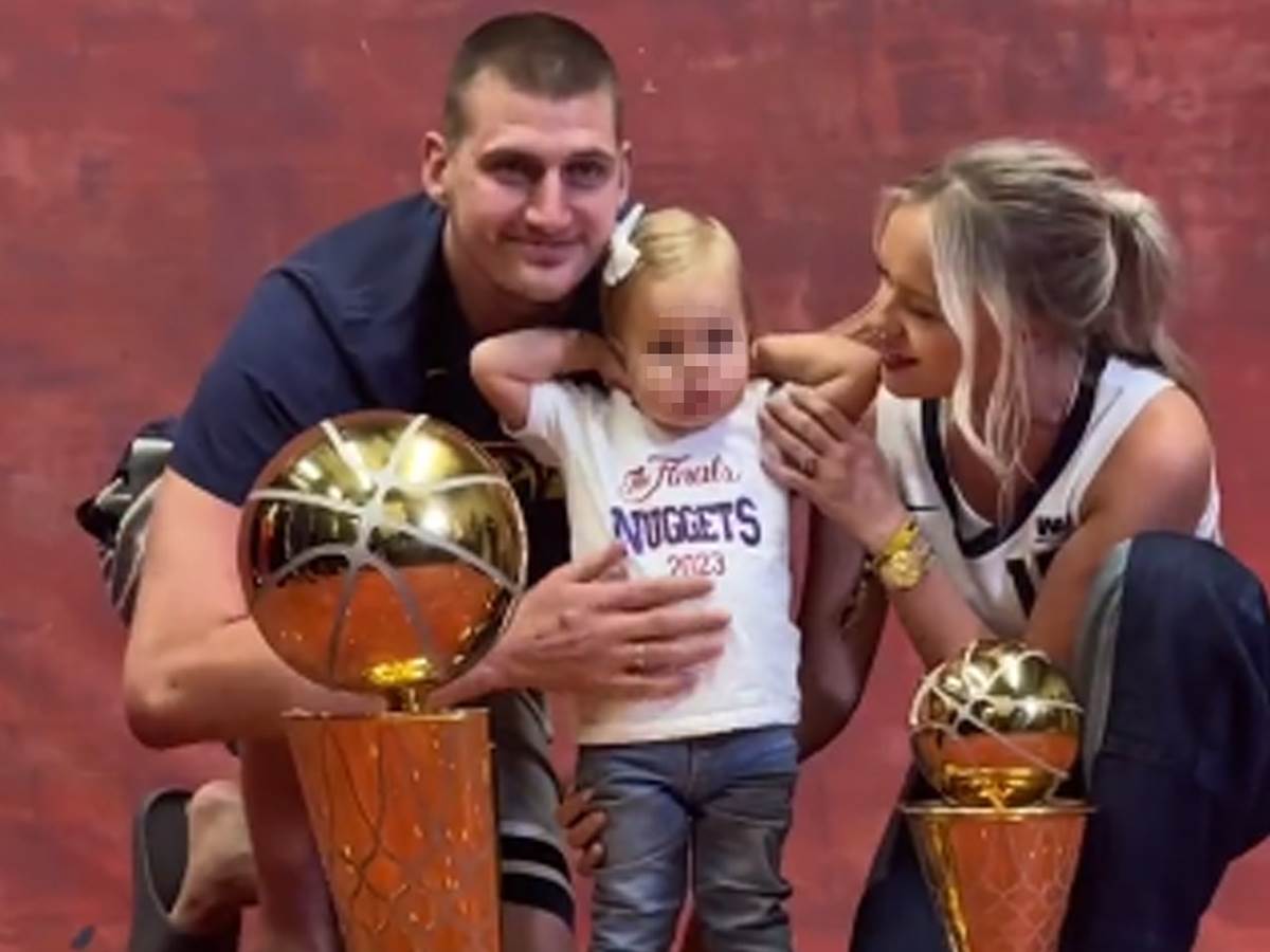  Nikola Jokić sa suprugom i ćerkoom slavi NBA titulu 