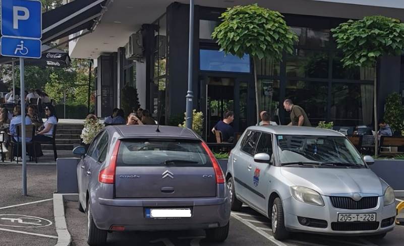  Grad Banjaluka kažnjava radnika zbog nepropisnog parkiranja 