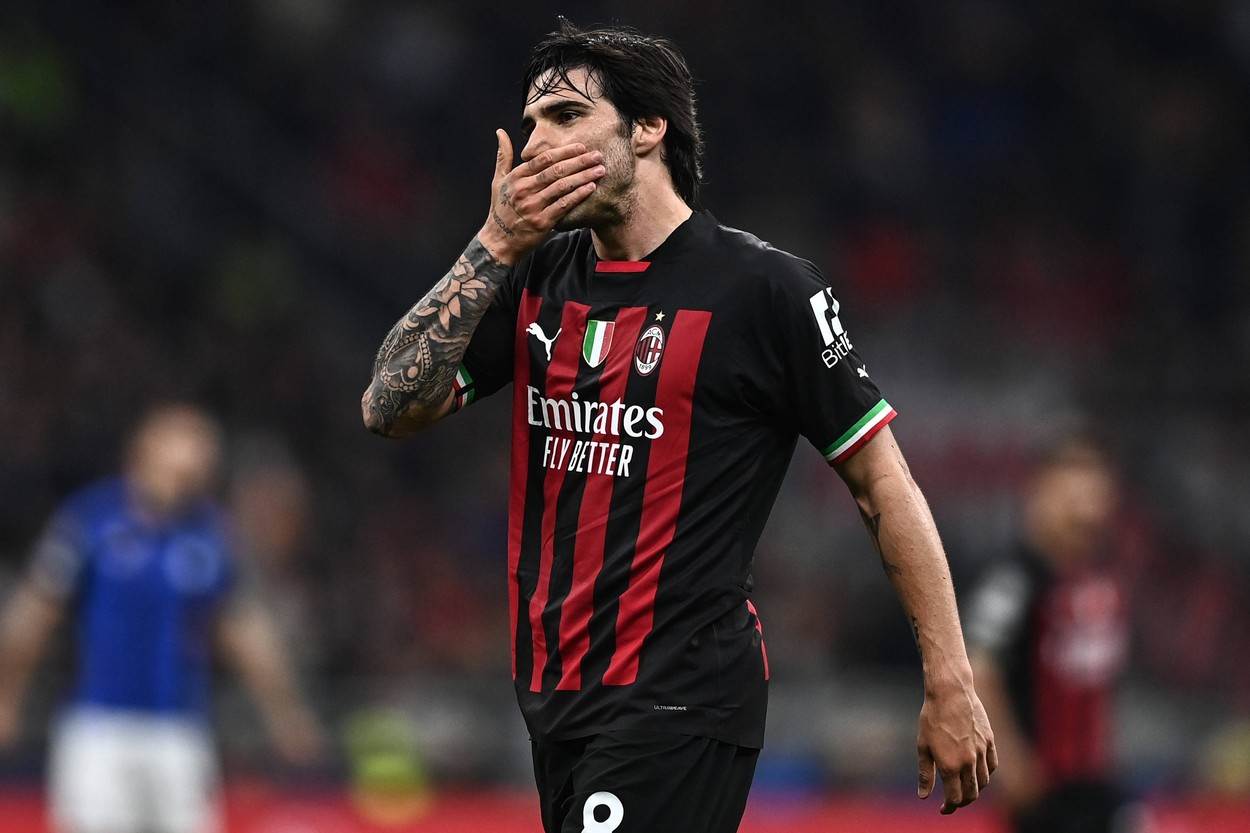  Sandro Tonali u suzama napustio Milan 