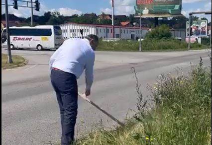  Milorad Dodik kosi travu u Banjaluci 