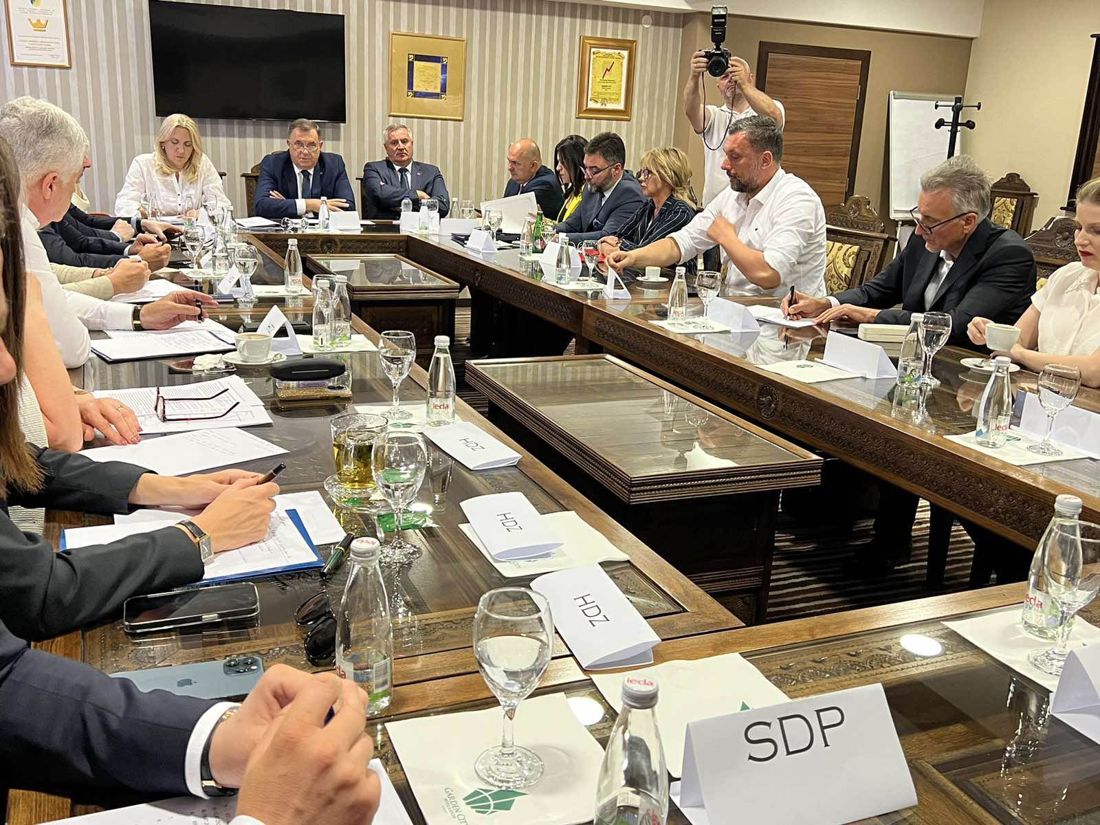  Završen sastanak lidera stranaka trojke, Čovića i Dodika u Konjicu 