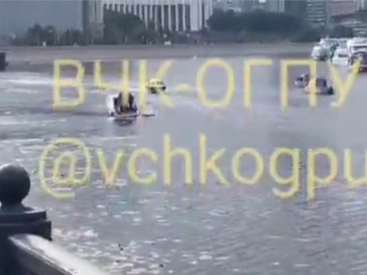  Navodno postavljen eksploziv: Ronioci "češljaju" rijeku kod Kremlja (VIDEO) 