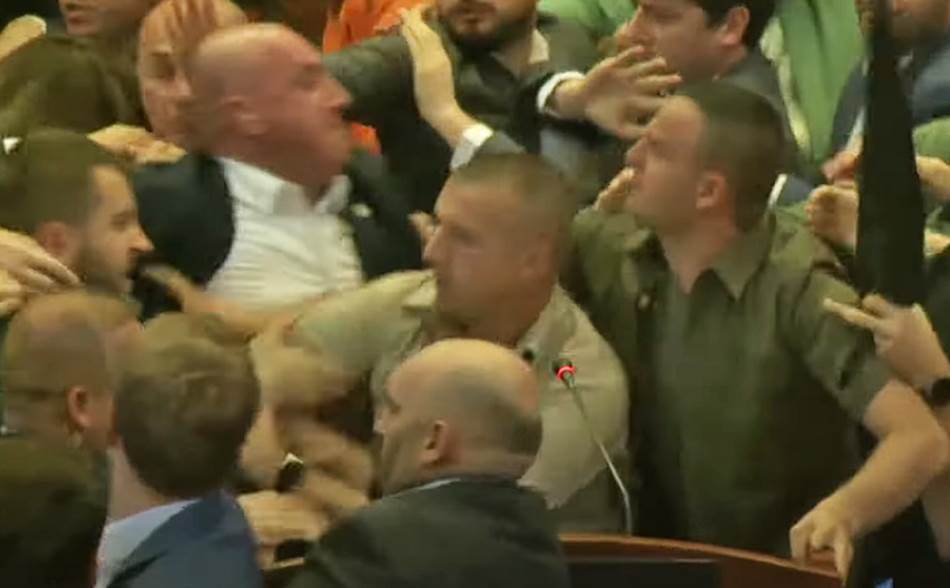  Tuča u parlamentu Kosovo 