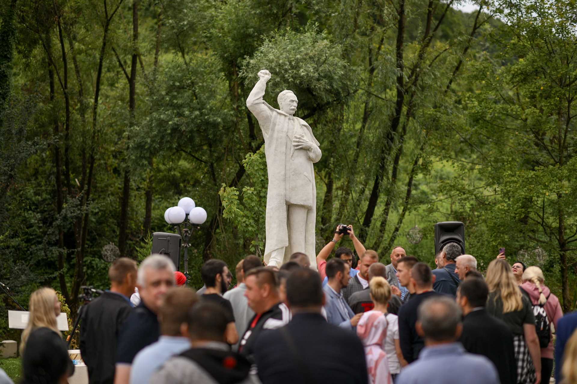  Otkriven spomenik Petru Kočiću u manastiru Gomionica 