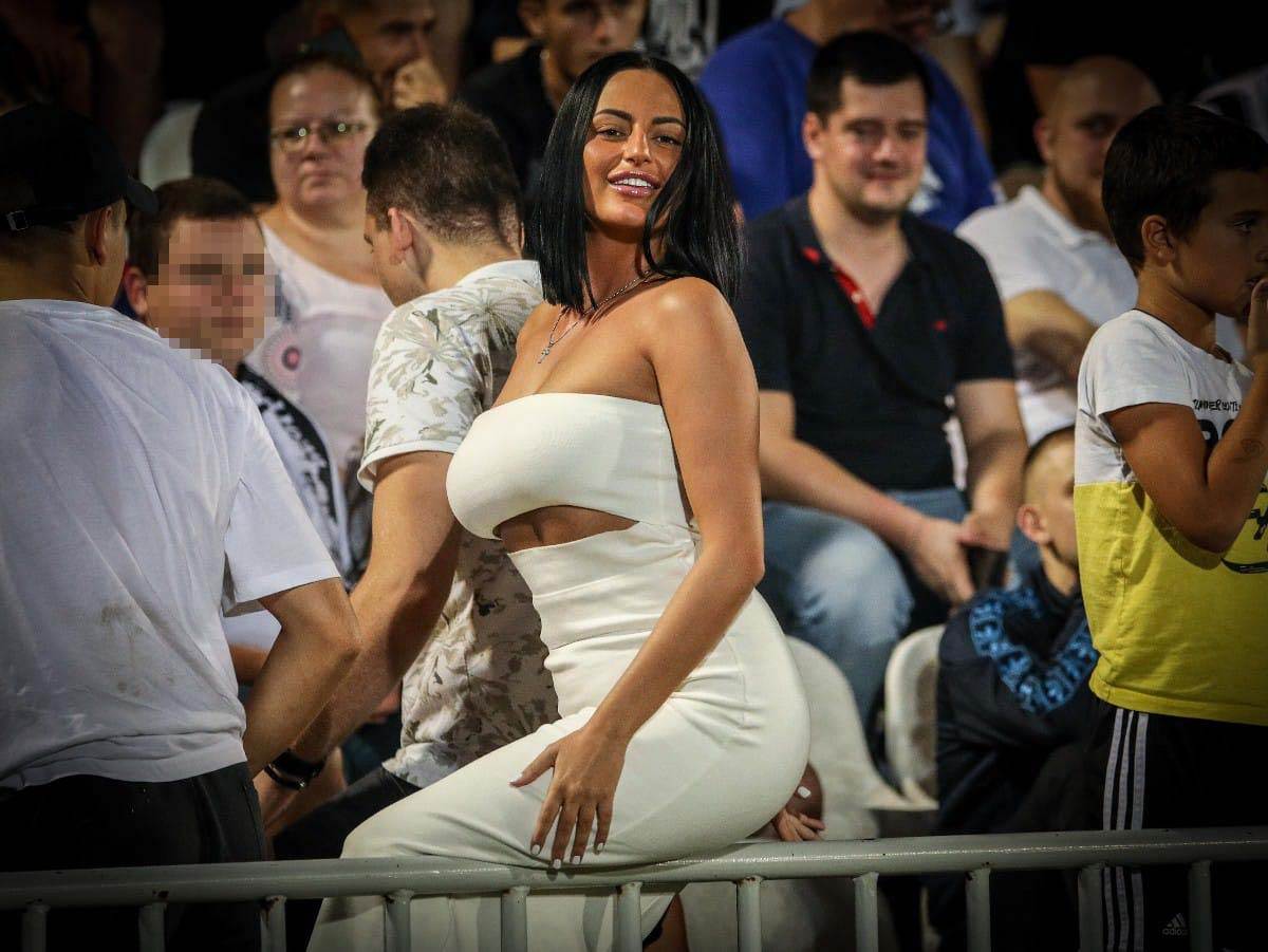  Navijačica Partizana na stadionu JNA FOTO 