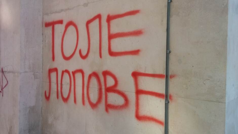  Karadžić: Brišite grafite ili tužim Beograd! 