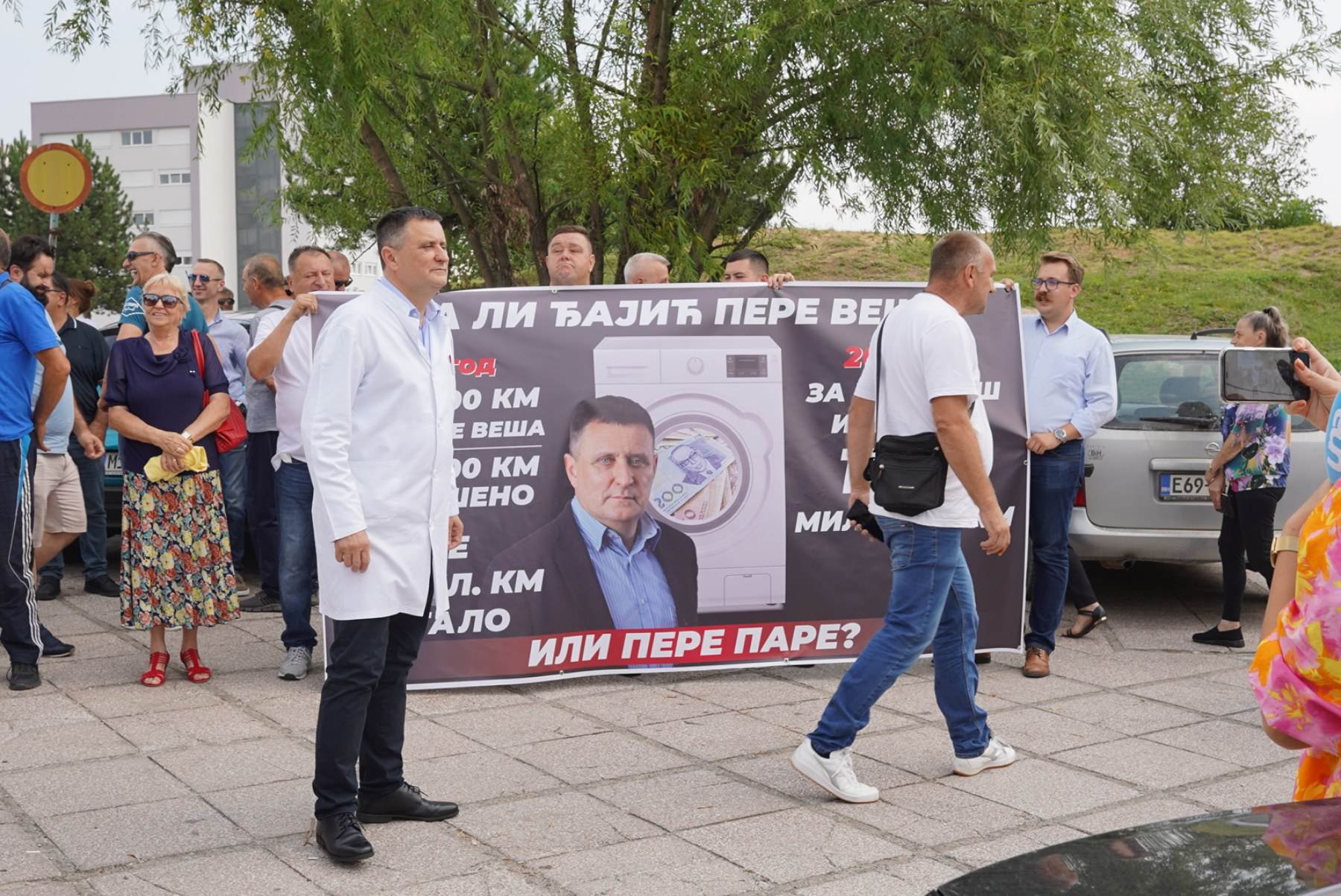 Stanivuković ispred UKC-a, Đajić ga dočekao muzikom Stanivuković ispred UKC-a, Đajić ga dočekao muzikom