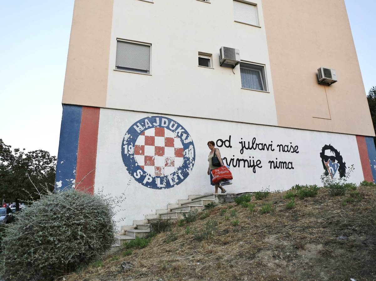  Srbi urinirali na grb Hajduka!  
