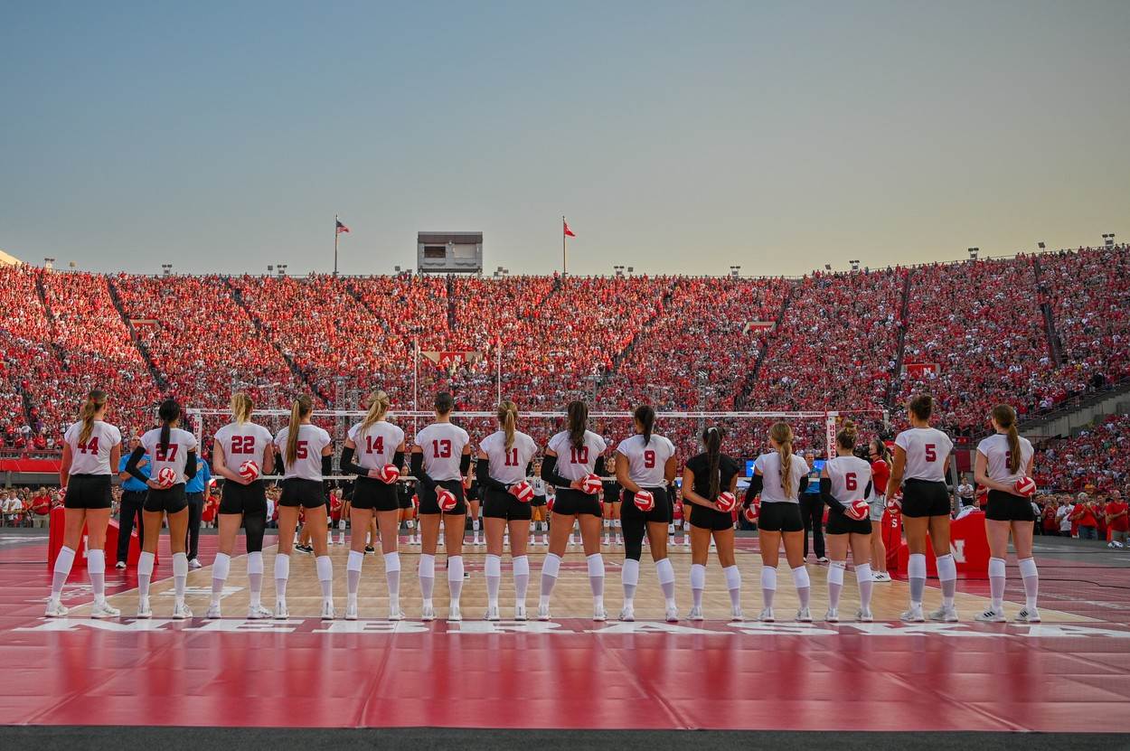  Oboren rekord 92.000 ljudi gledalu utakmicu ženskih odbojkaških ekipa Nebraske i Omahe 