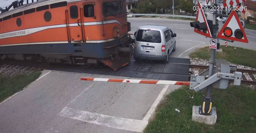  Voz udario u auto u Prijedoru 
