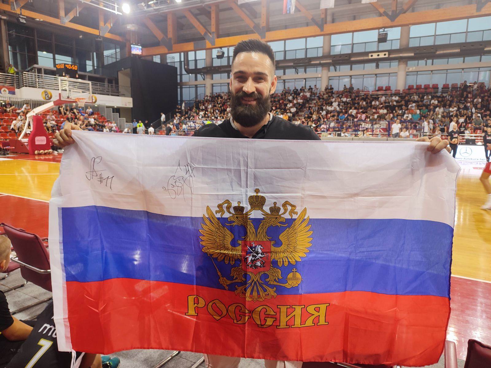  navijač iz srbije sa zastavom rusije u laktašima  