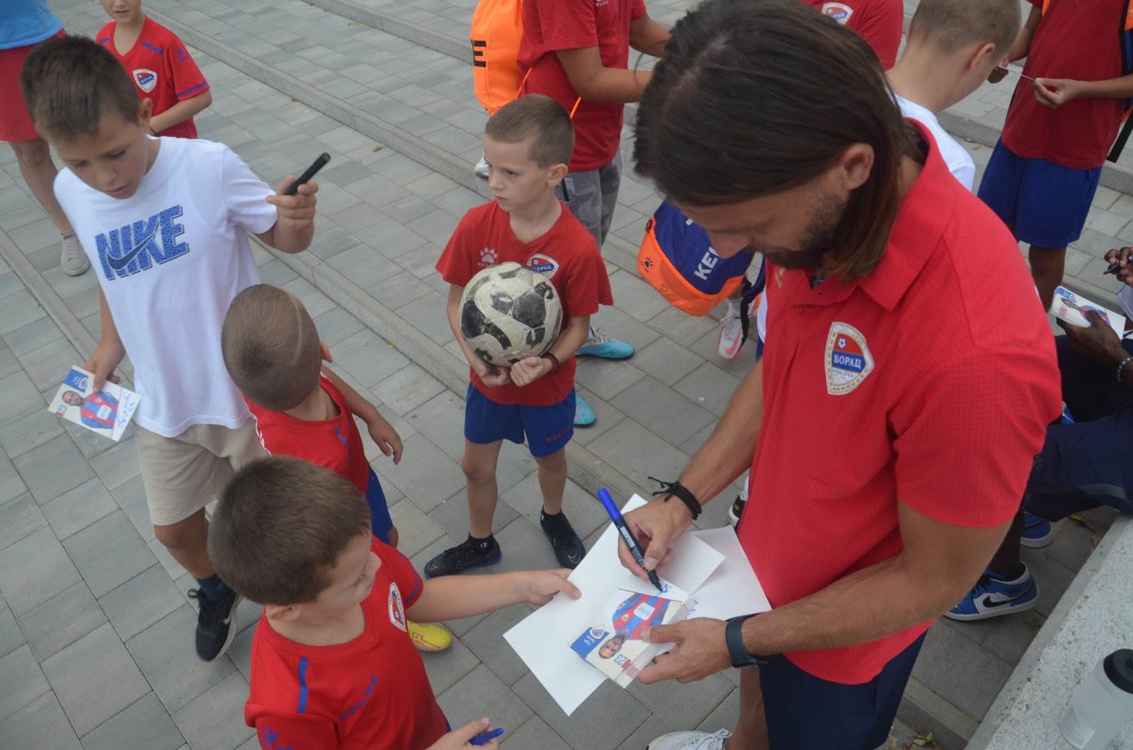  Fudbaleri Borca družili su se sa najmlađim navijačima 