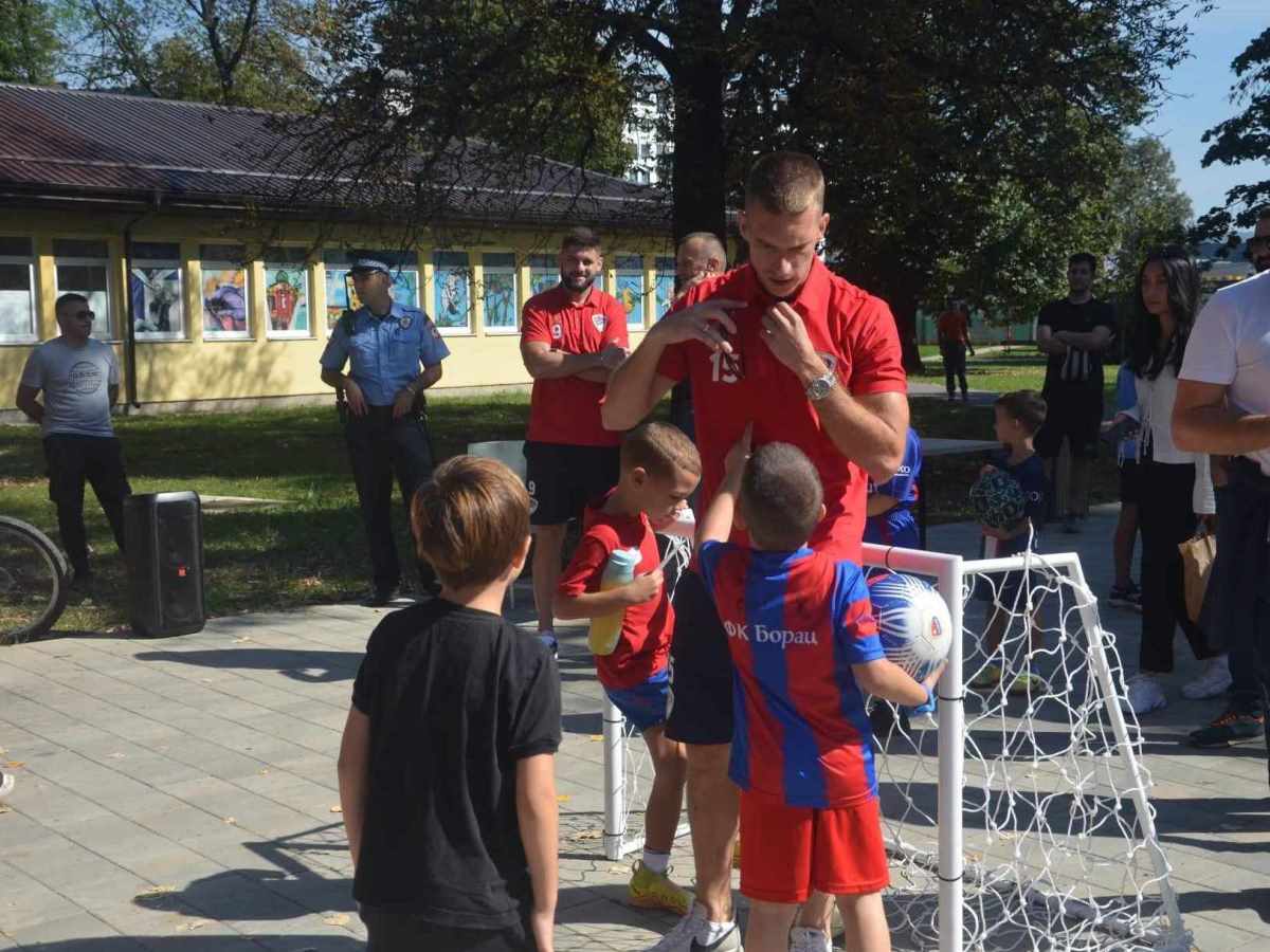  Fudbaleri FK Borac se družili sa djecom u parku pred derbi sa FK Velež FOTO VIDEO 