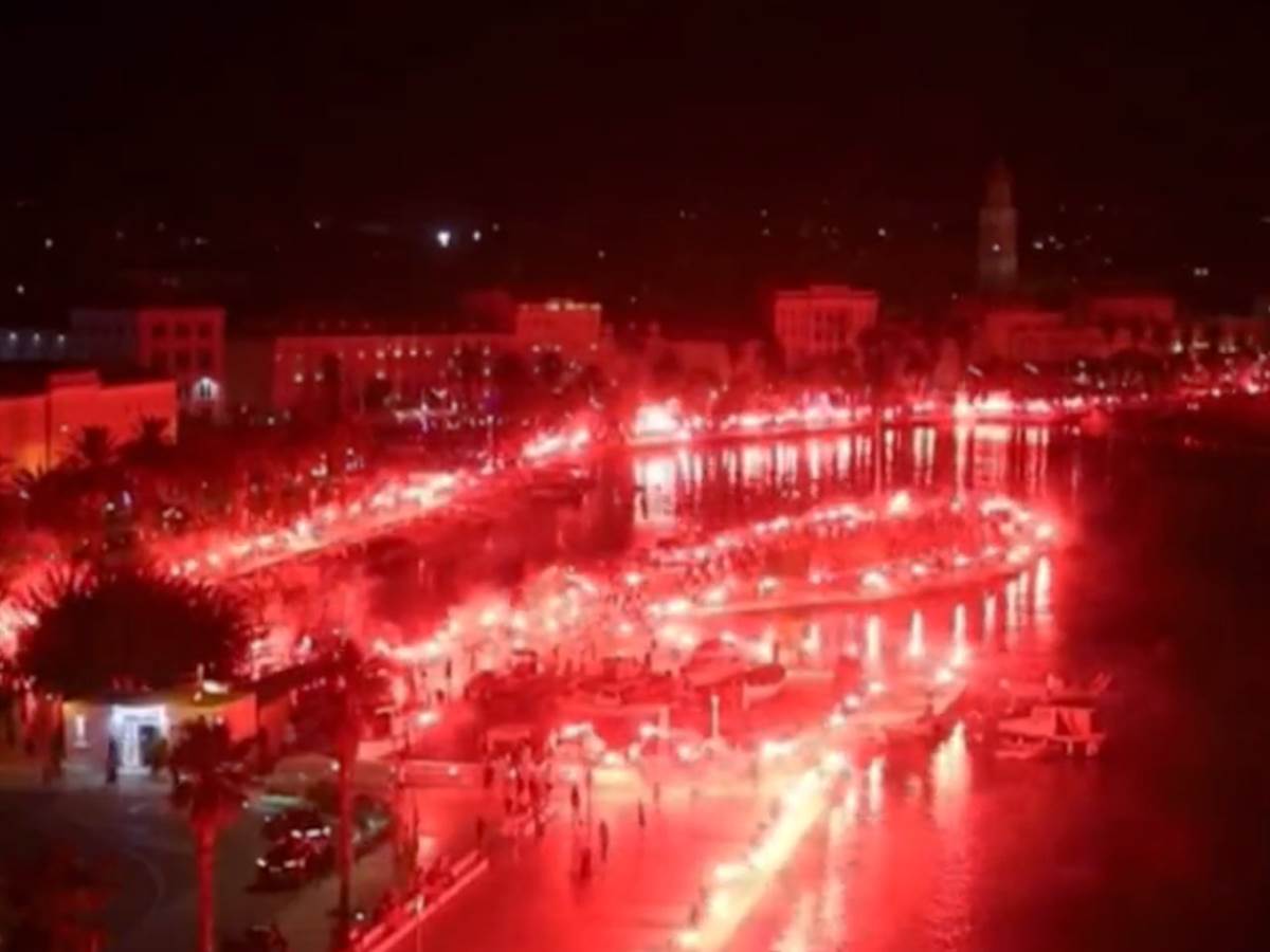  Navijači Hajduka napravili veliku bakljadu u Splitu 