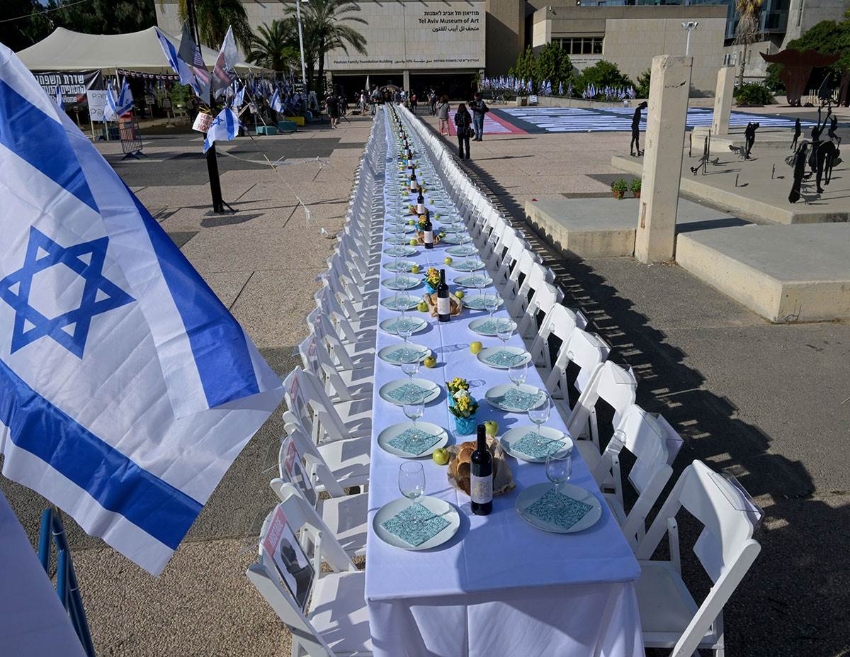  Na ulici u Tel Avivu postavljen prazan stol s 203 mjesta 