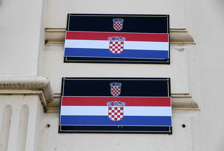  Ponovo incident u Hrvatskoj: Razbijena ploča SNV-a u Varaždinu! 