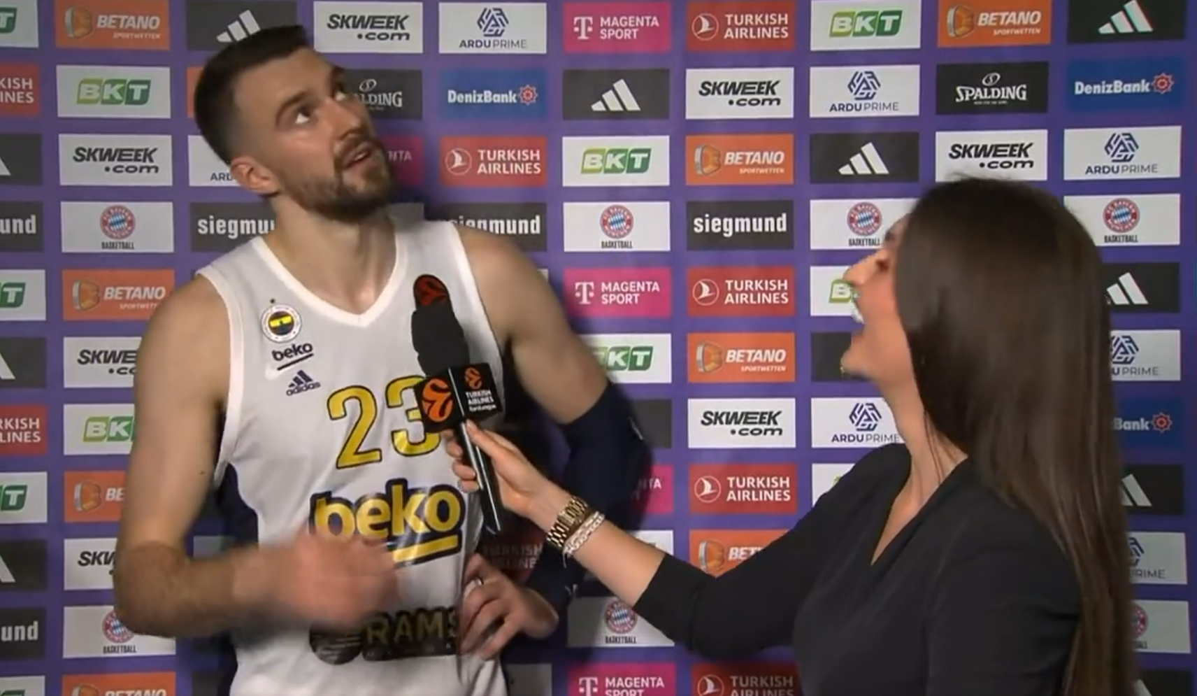 Marko Gudurić prekinuo razgovor s novinarkom, navijač mu vikao da ga voli,  košarkaš uzvratio (video) - Sportal