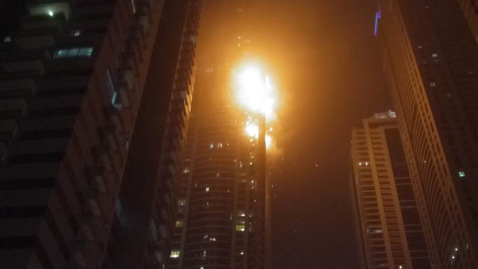 Goreo toranj u Dubaiju, hiljade evakuisano 