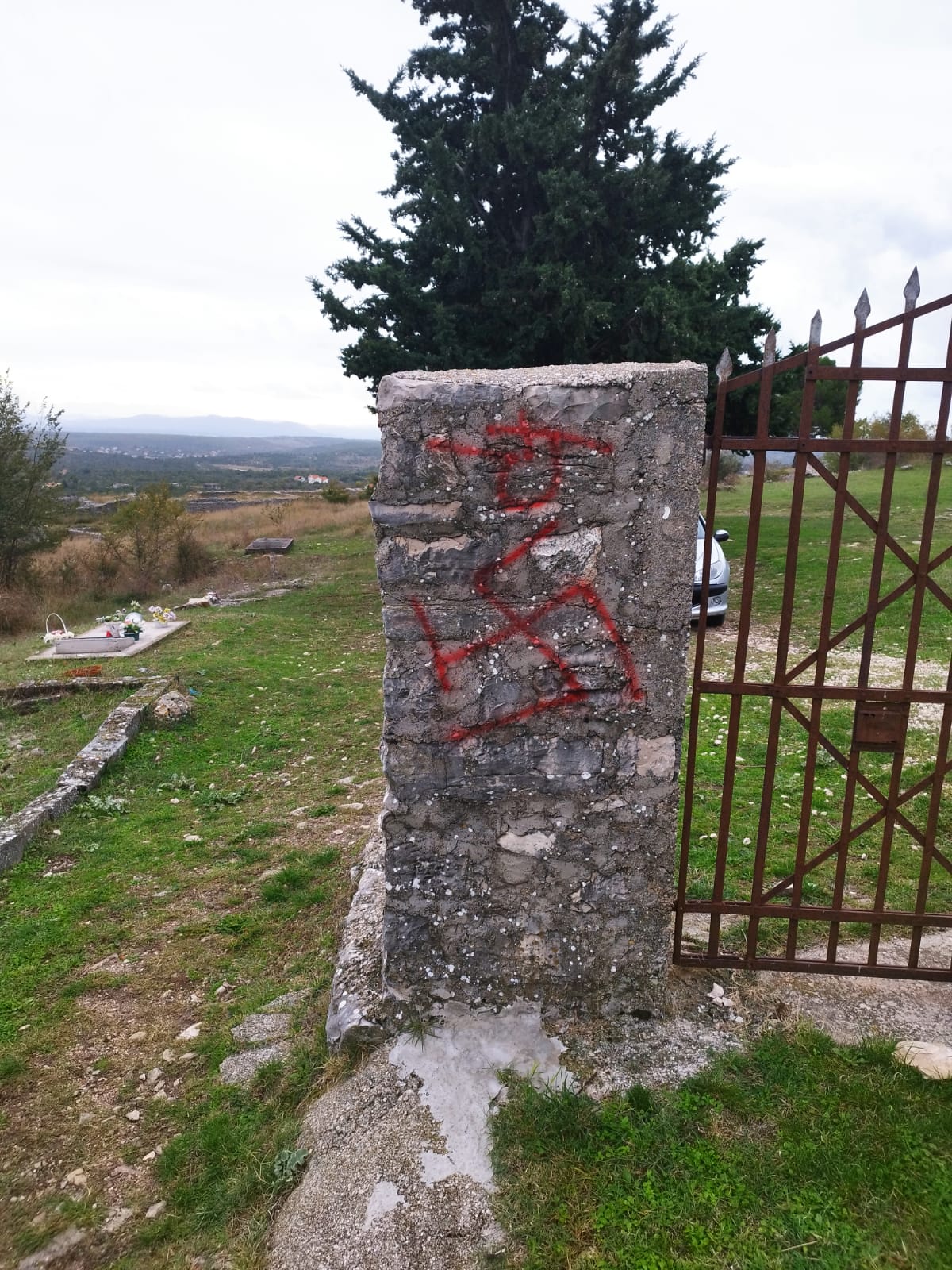  Domovinski pokret pokrenuo je postupak rušenja dva nadgrobna spomenika u selu Žagrović kod Knina 